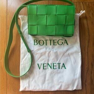 Bottega Veneta medium cassette bag in parakeet